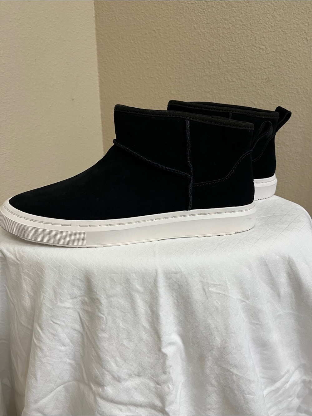 UGG Black Alameda Mini Suede Platform Ankle Sneakers size 9.5